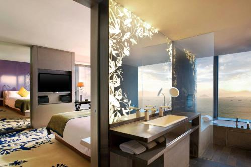 Marvelous King Suite with Oceanfront View