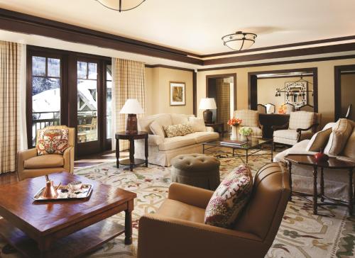 Mount Elbert Suite king bed