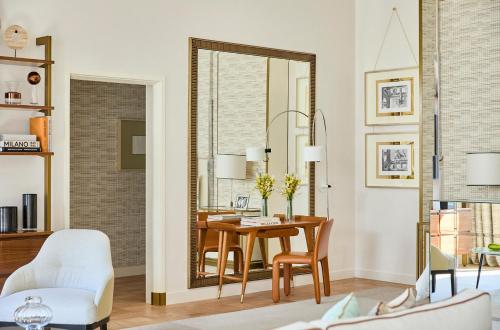 Renaissance Suite king bed