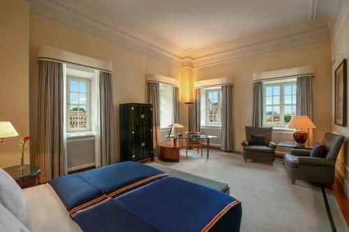 Deluxe Room with Queen Size Bed
