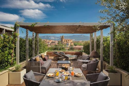 Premium Spa Terrace, Guest room, 1 King, Gehry building view