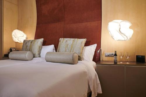 Deluxe Gehry, Guest room, 1 King, Winery view, Mountain view
