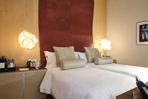 Deluxe Gehry, Guest room, 1 King, Winery view, Mountain view