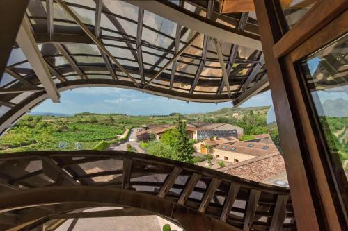 Deluxe Gehry, Guest room, 1 King, Winery view, Mountain view