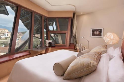 Premium Gehry, Guest room, 1 King, Elciego village view