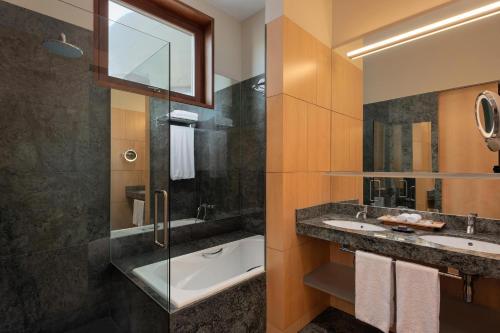 Premium Gehry, Guest room, 1 King, Elciego village view