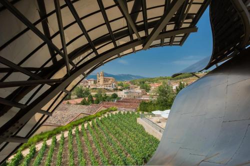 Premium Gehry, Guest room, 1 King, Elciego village view