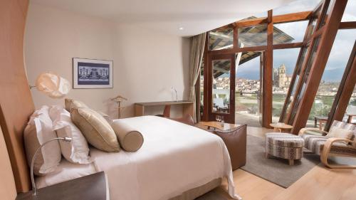 Gehry Suite, Presidential Suite, 1 King, Mountain view