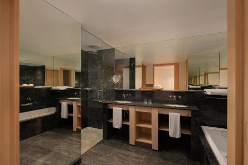 Premium Spa, Guest room, 1 King, Elciego village view