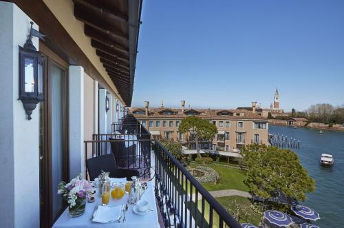Premium Double or Twin Room with Balcony and Lagoon View
