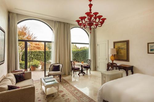 Junior Suite Poolside with Patio