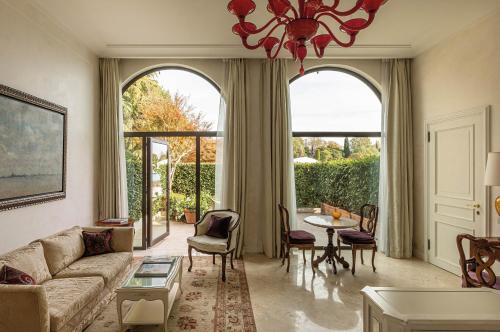 Junior Suite Poolside with Patio