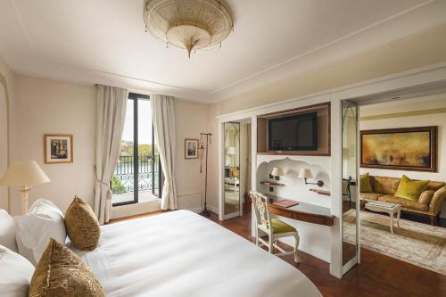 Suite with Lagoon View and Balcony