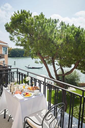 Suite with Lagoon View and Balcony