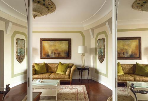 Suite with Lagoon View and Balcony