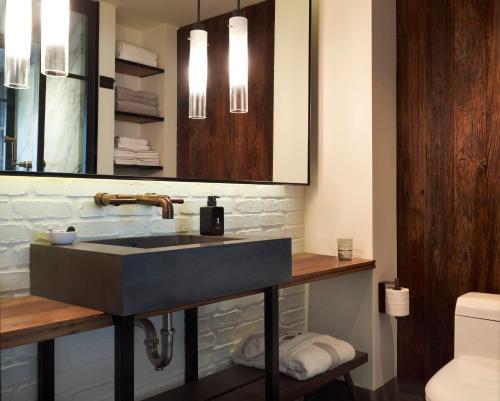 Deluxe King Room with City View