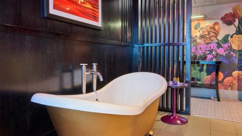 Signature Suite