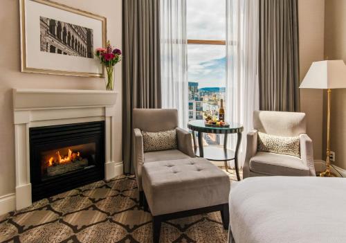 Diamond Room with City View