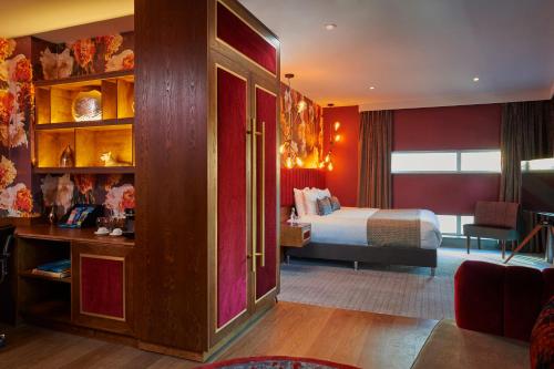 Corner Suite