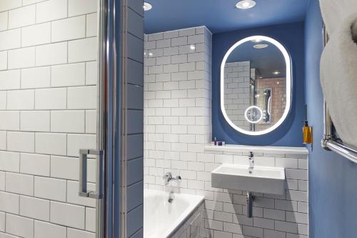 Corner Suite