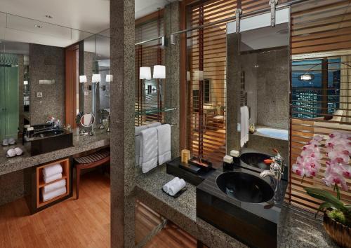 Mandarin Twin Suite