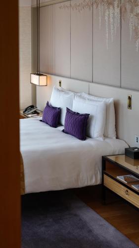 Mandarin Corner King Suite