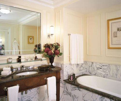 Heritage Room with two twin beds