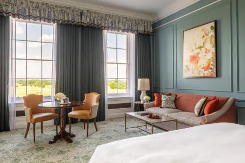 Grand Manor Room with one king bed