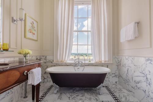 Grand Manor Room with one king bed