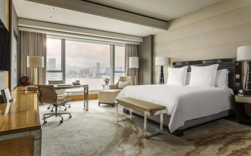 Staycation Offer - Deluxe King Room with Peak View with Free Room Upgrade and Late Check Out