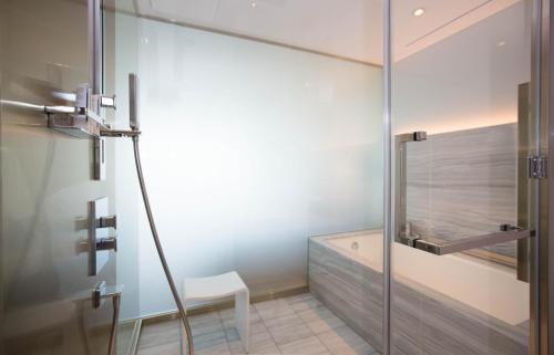 Club Deluxe King with free access to Lounge - Non-Smoking