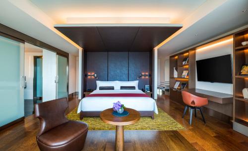 Grand Deluxe Premier King with free access to Lounge - Non-Smoking