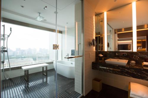 Grand Deluxe Premier King with free access to Lounge - Non-Smoking