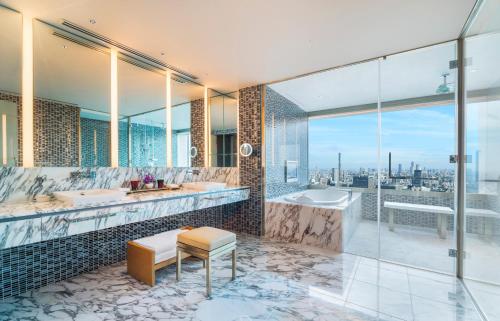 Designer's Suite with free access to Lounge - Non-Smoking
