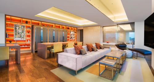 The Prince Gallery Suite  with free access to Lounge - Non-Smoking