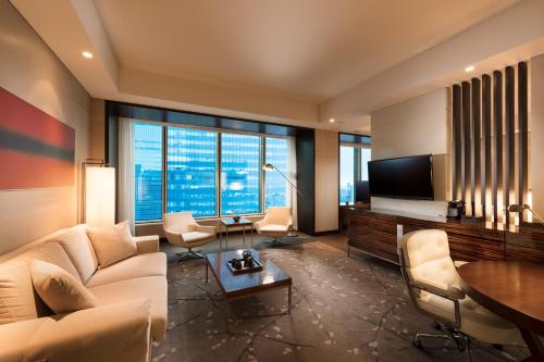 Corner Twin Suite with City View
