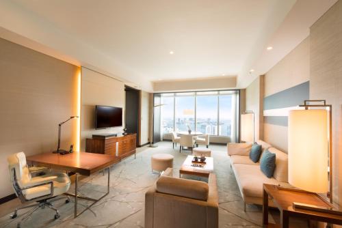 Corner King Suite with Bay View