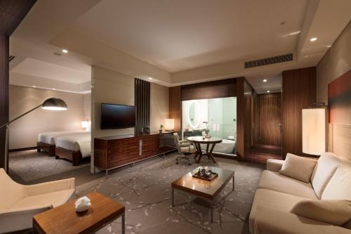 Executive Corner Twin Suite with City View