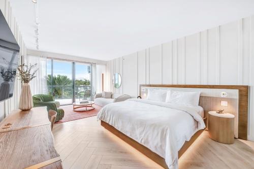 Guest room, 1 King, 3rd -4th Floor view, Partial ocean view, Balcony