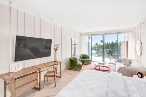 Guest room, 1 King, 3rd -4th Floor view, Partial ocean view, Balcony