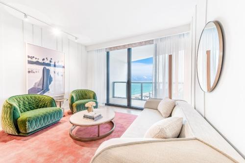 Guest Room, 1 King, Floor 4-8 Ocean View, Balcony