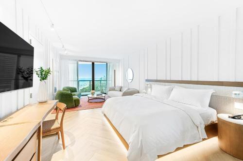 Studio Suite, Guest room, 1 King, 5th-19th Floor view, Ocean view, Balcony