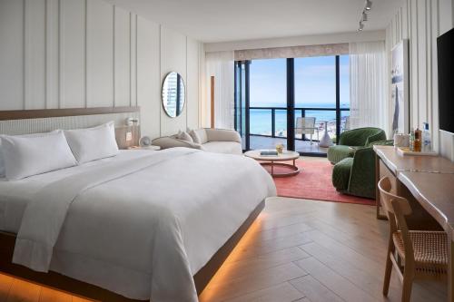 Studio Suite, Guest room, 1 King, 5th-19th Floor view, Ocean view, Balcony