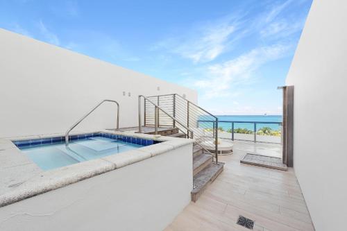 Ocean Front Rooftop, Bi-level Suite, 1 King, Oceanfront, Plunge Pool