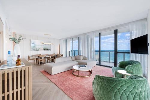 Luxury Oceanfront 2.5 Bdr, Suite, Bedroom 1: 1 King, Bedroom 2: 1 Queen, Balcony