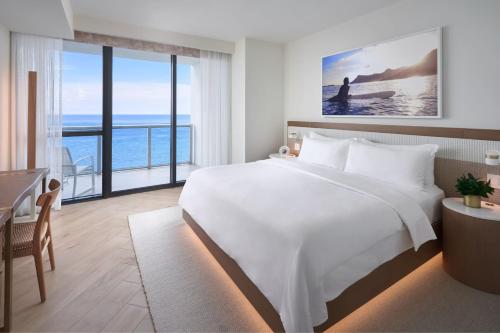 Ocean Front Suite, 1Bedroom Suite, 1 King, Oceanfront, Corner Room, Balcony