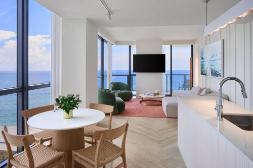 Ocean Front Suite, 1Bedroom Suite, 1 King, Oceanfront, Corner Room, Balcony