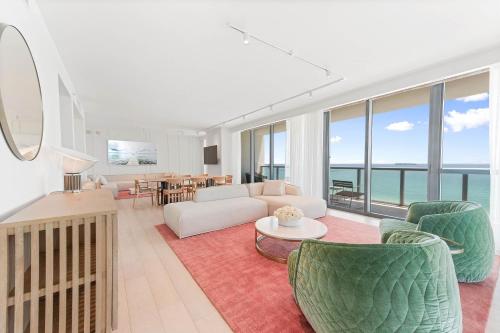 E-WOW Oceanfront Three-Bedroom Suite, Balcony