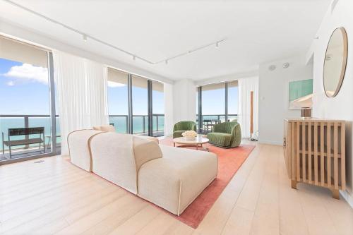E-WOW Oceanfront Three-Bedroom Suite, Balcony