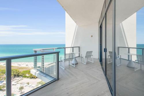 Penthouse 8, 2 Bedroom Bi-level Suite, Bedroom 1: 1 King, Bedroom 2: 1 King, Ocean view, Balcony